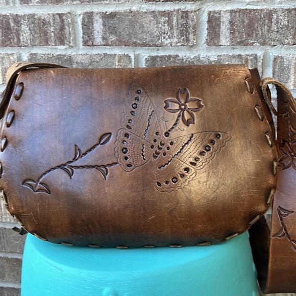 VINTAGE TOOLED LEATHER SADDLE BAG - Picture 3 of 10